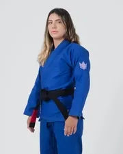 KINGZ THE ONE MUJERES JIU JITSU (VERSIÓN 2023) - BLANCO - AZUL CIELO - KIMONO / GI DE CINTURÓN BLANCO GRATIS
